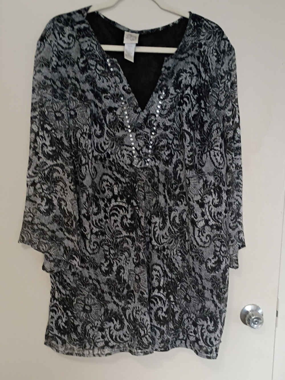 MOVING SALE Black & White Chiffon V-Neck Women’s Tunic Top 30/32